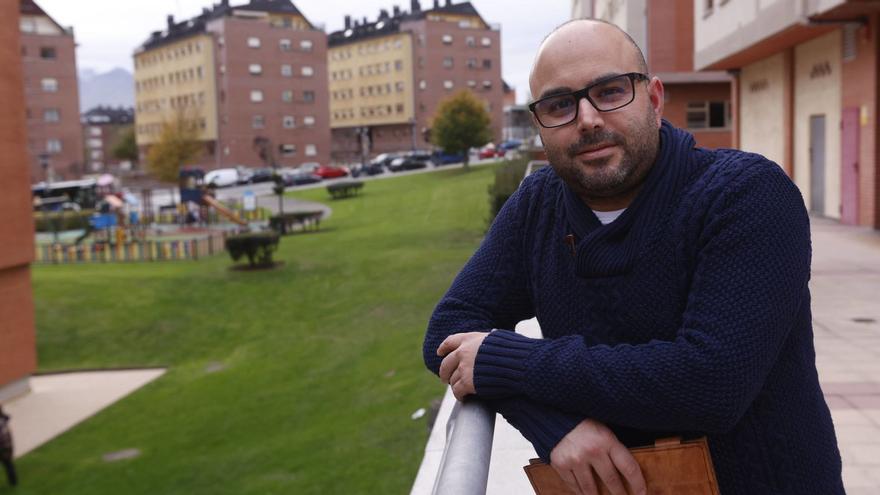 Jorge Ugarte, en una de las terrazas que dan a la calle Teverga, en Las Campas. | LUISMA MURIAS