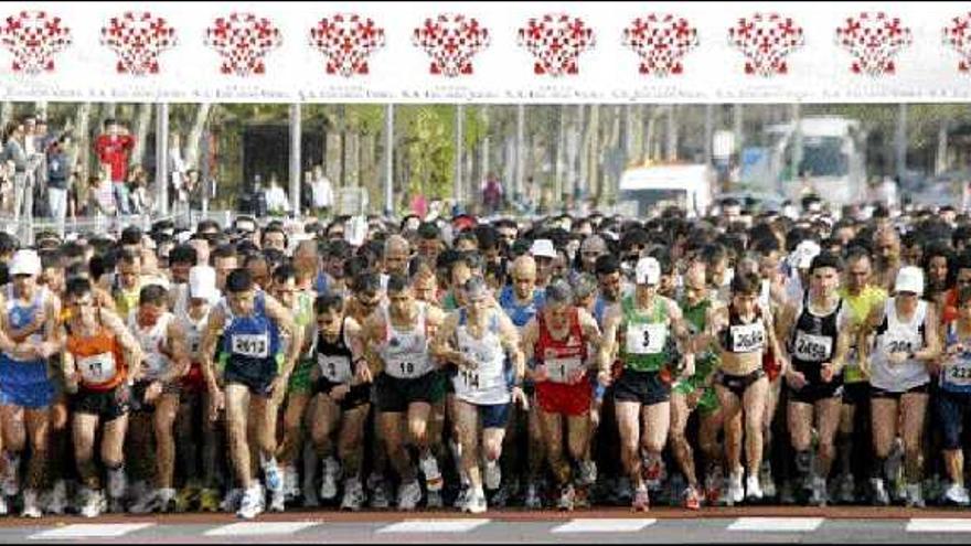 Momento de la salida de los cerca de 2.700 participantes en la Vig-Bay, ayer en Samil. / José Lores