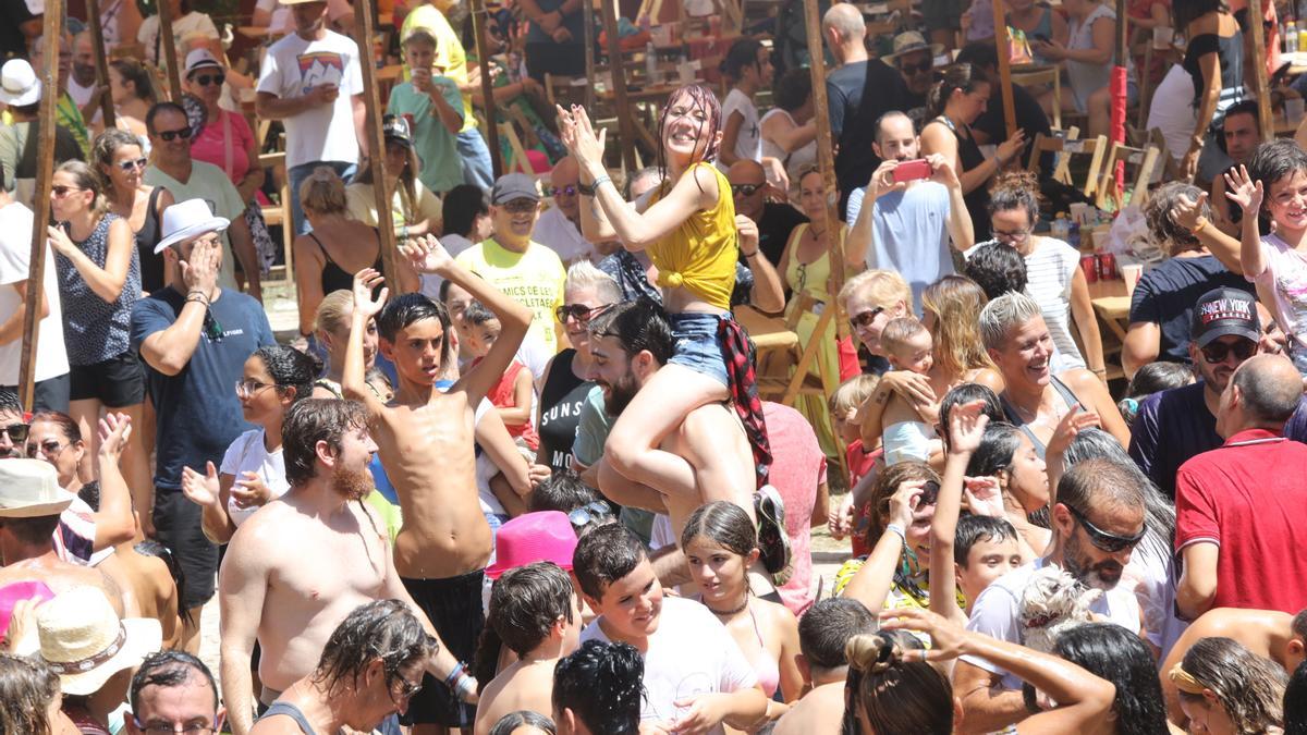 Agua en Pobladores por la mañana y vino por la tarde hoy en las Fiestas de Elche