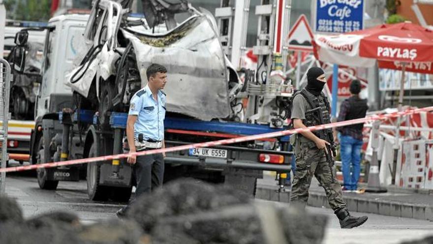 Agents de la policia inspeccionen la zona on va explotar una bomba a Istanbul