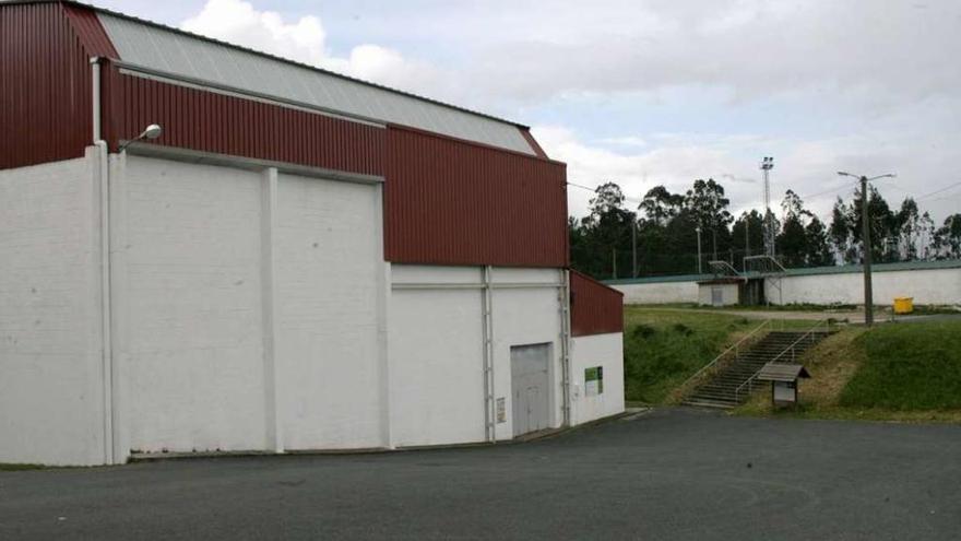 Una vista exterior del frontón municipal de A Estrada, en el que se harán pistas de pádel. // Bernabé / V.Espiño