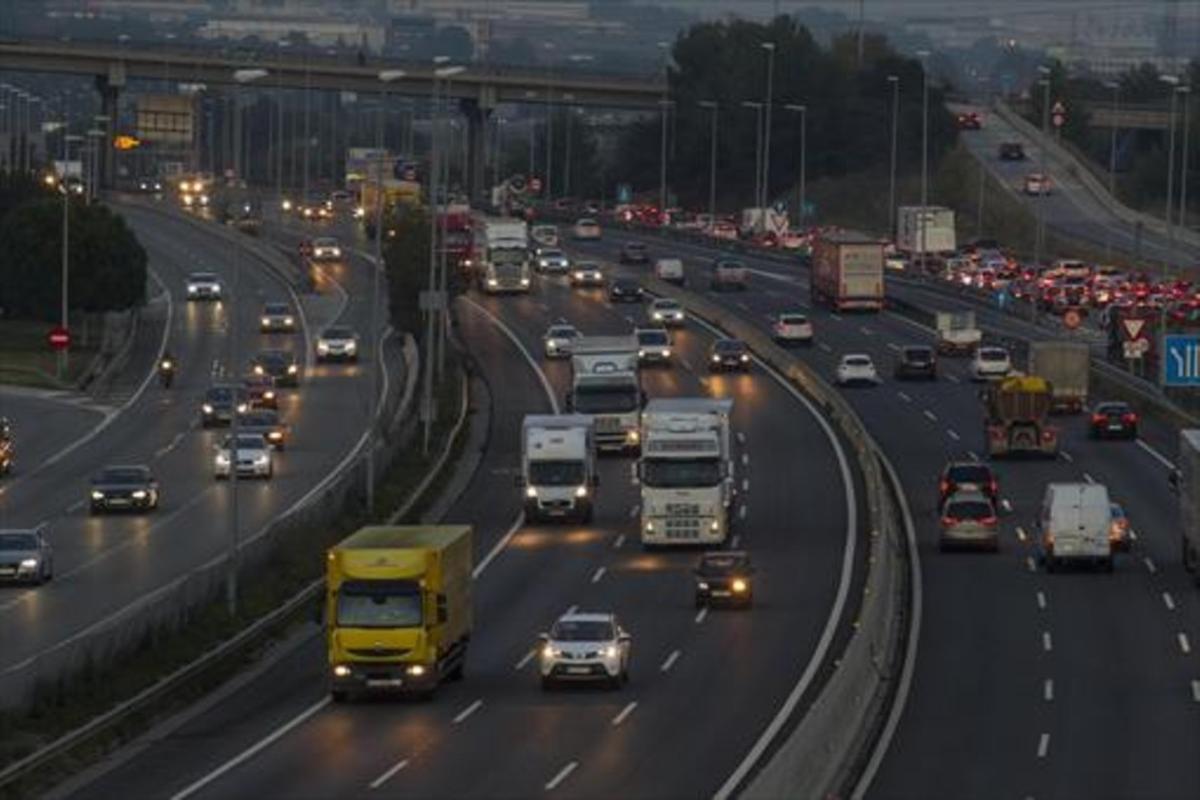 La autopista AP-7 a su paso por Sant Cugat del Vallès.