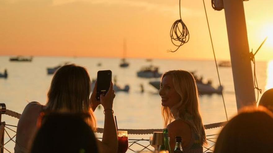 Savannah Club inaugura la temporada en el Sunset Strip de Ibiza