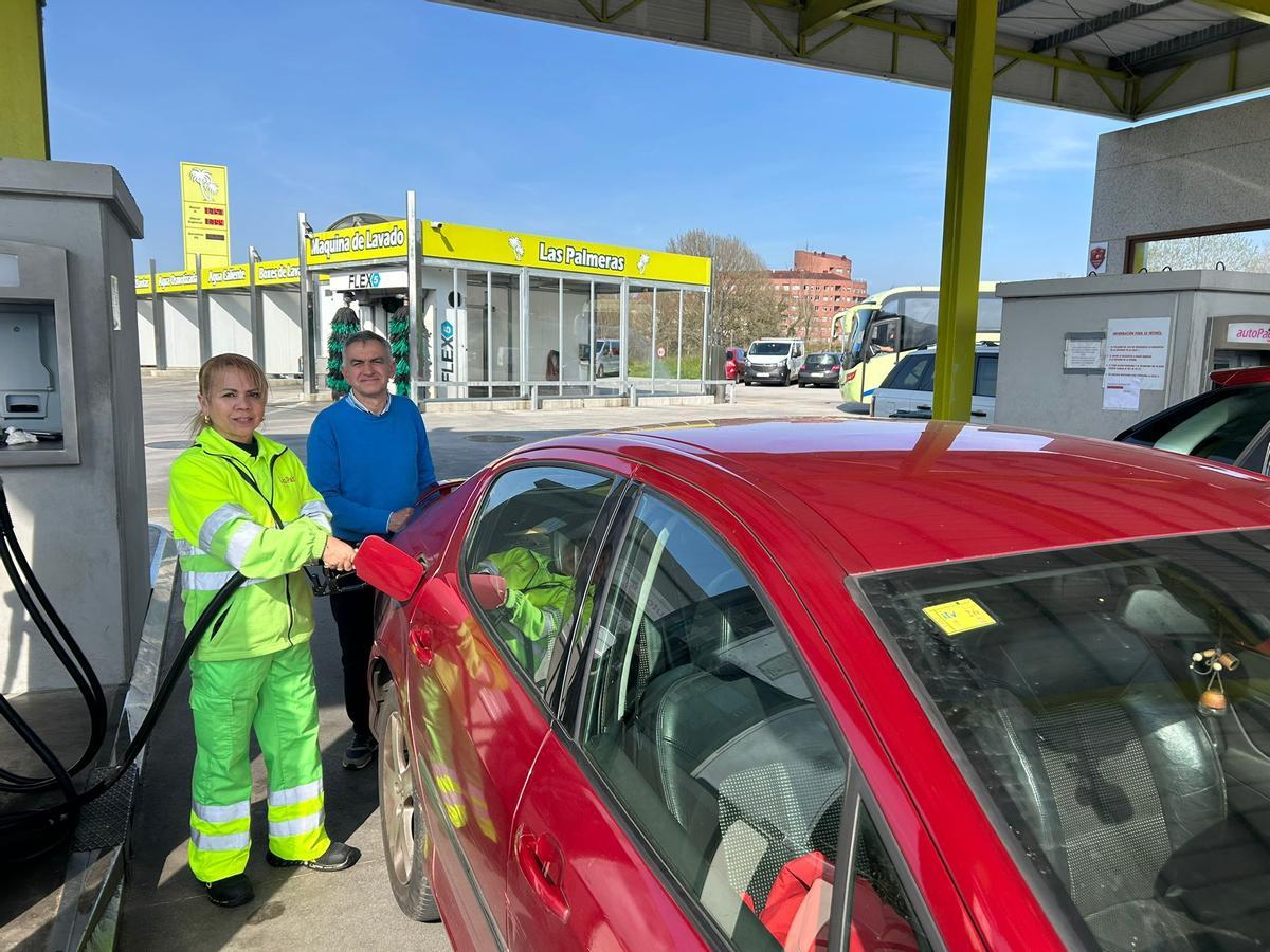 Inés Ortíz y Alfredo Mieres, en una gasolinera de Pola de Siero