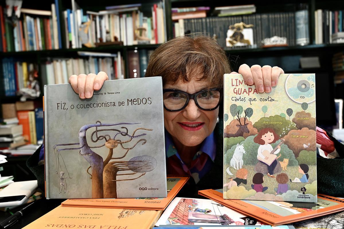 Fina Casalderrey con dos de sus libros en su casa de Pontevedra