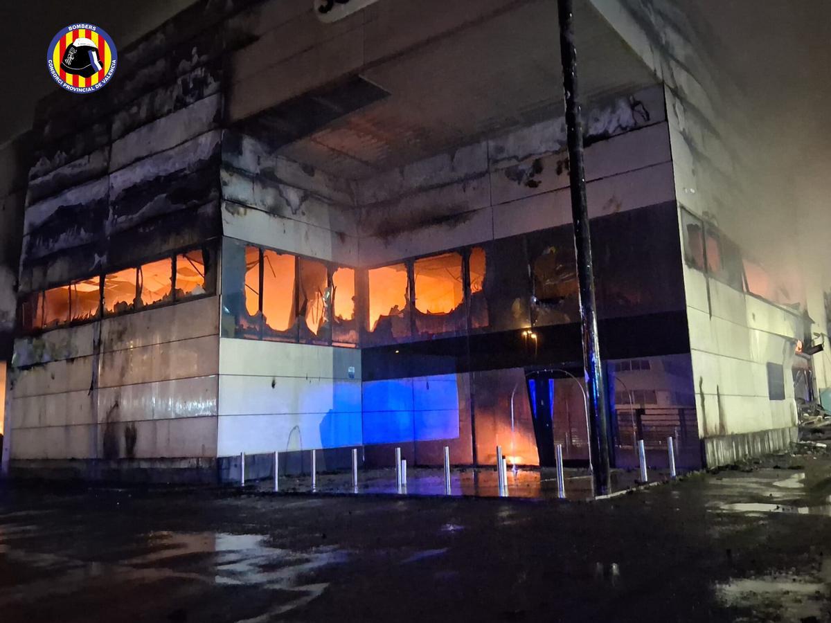 Las llamas calcinaron por completo la nave industrial.