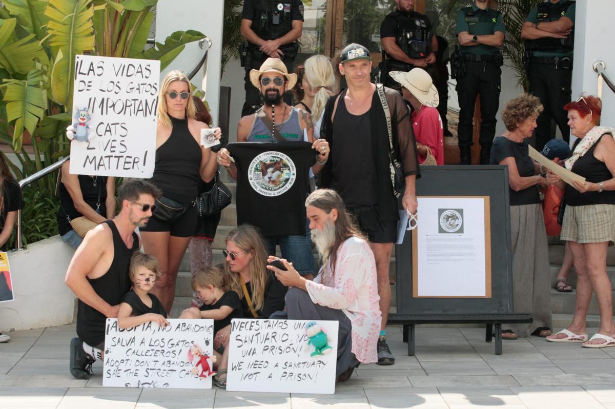 Varios de los concentrados con sus pancartas