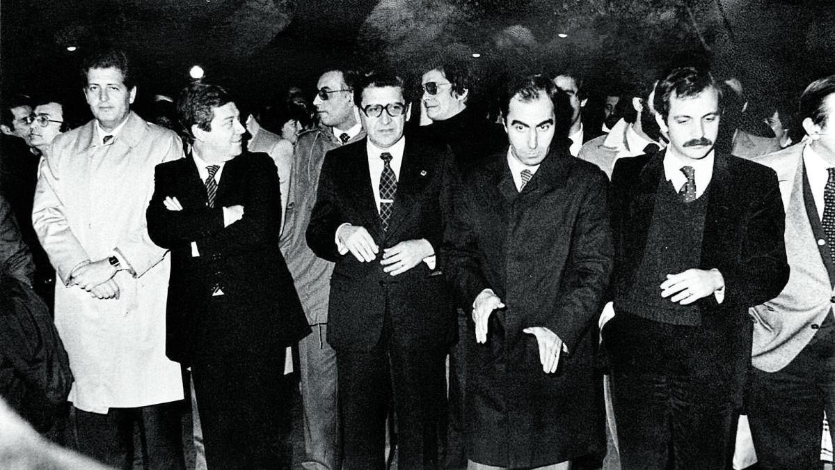 Der damalige Bürgermeister von Palma de Mallorca, der Sozialist Ramón Aguiló (rechts im Bild, mit Schnauzer) während des Protests gegen den Aufstand der Putschisten.