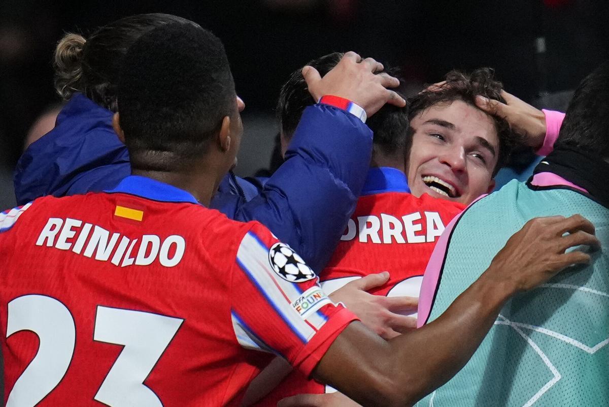 Atletico Madrids Julian Alvarez celebrates with teammates after scoring his sides 2nd goal against Bayer 04 Leverkusen during a Champions League opening phase soccer match at the Riyadh Air Metropolitano stadium in Madrid, Spain, Tuesday, Jan. 21, 2025. (AP Photo/Manu Fernandez). EDITORIAL USE ONLY / ONLY ITALY AND SPAIN