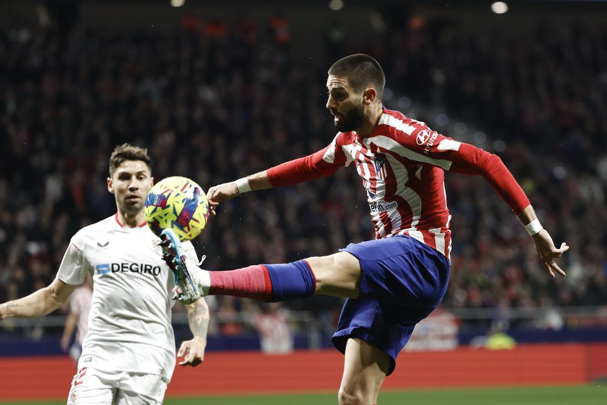 MADRID, 04/03/2023.- El centrocampista belga del Atlético de Madrid Yannick Carrasco (d) controla el balón durante el partido de Liga en Primera División que Atllético de Madrid y Sevilla CF disputan este sábado en el Civitas Metrpolitano, EFE/Sergio Pérez