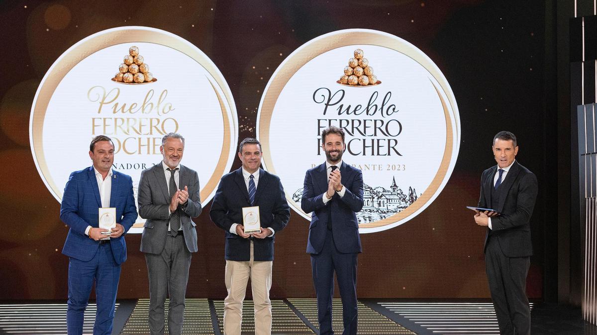 El evento de presentación de la décima edición de 'Juntos brillamos más', Franco Martino, director de comunicación corporativa y relaciones institucionales de Ferrero Ibérica; y Daniel Anechina, director de medios de Ferrero Ibérica, entregaron una placa de reconocimiento al exalcalde de Guadalupe y el alcalde de Peñíscola.