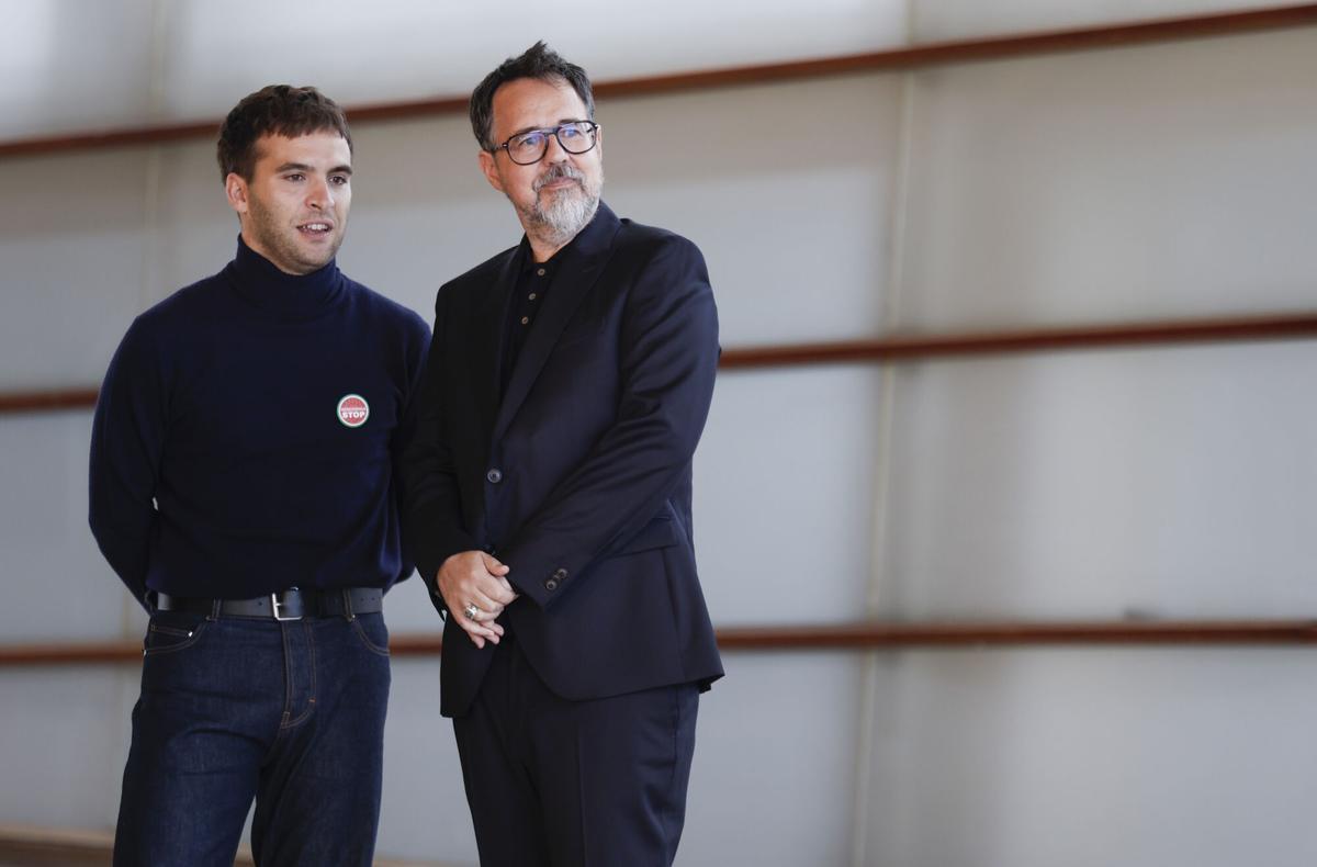 El actor Ricardo Gómez y el realizador Paco Plaza tras presentar 'La suerte', incluida en la Sección Oficial del Festival de la 73 edición del Festival Internacional de Cine de San Sebastián.