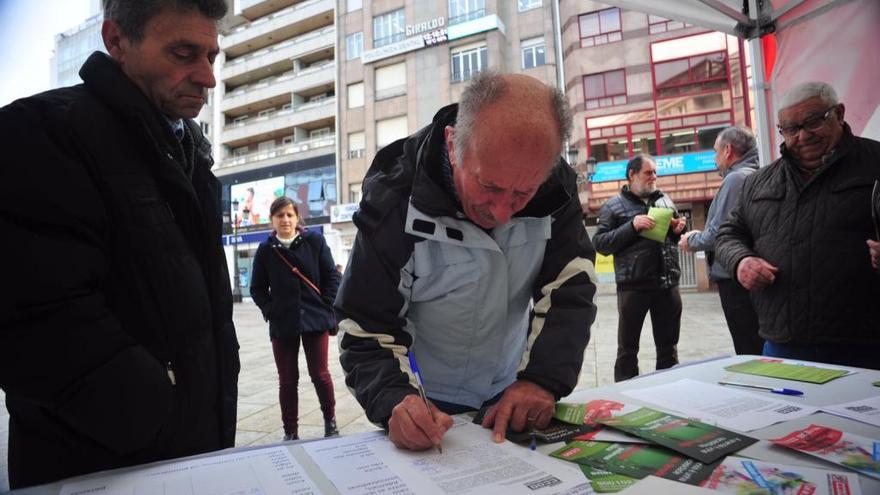 Los vilagarcianos responden con sus firmas a la campaña de Comisiones contra la pobreza energética