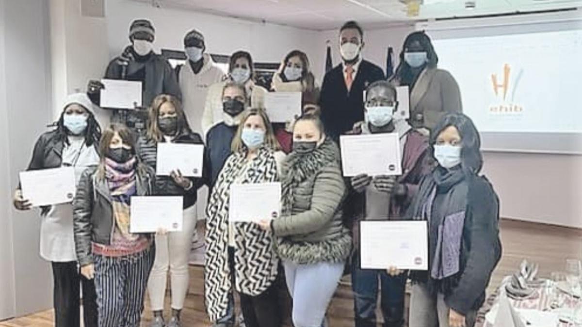 Los alumnos con sus Diplomas acompañados del profesor Llorenç Melià y Maria Tugores, directora de la EHIB