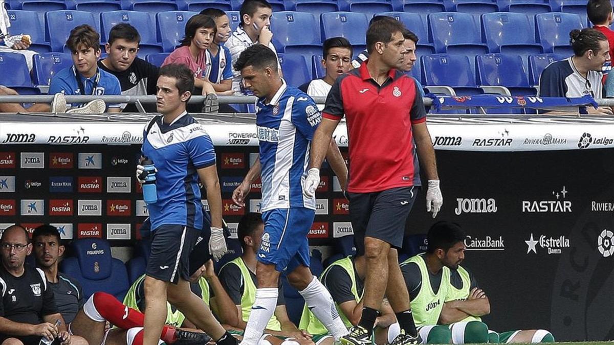 Javi López se retira a los vestuarios tras lesionarse al inicio delpartido ante el Leganés