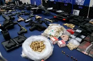 Les imatges de les 644 armes requisades en un taller clandestí de Figueres