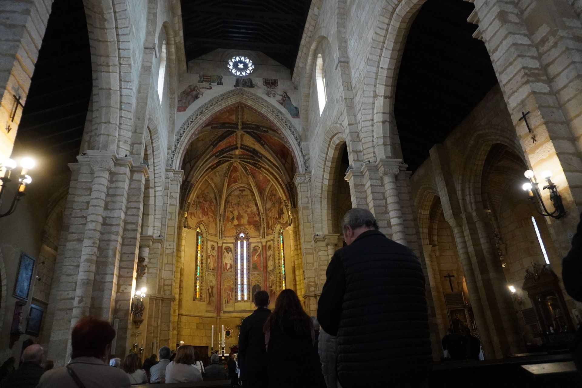 Los fieles acuden al besamanos de la Virgen de los Remedios