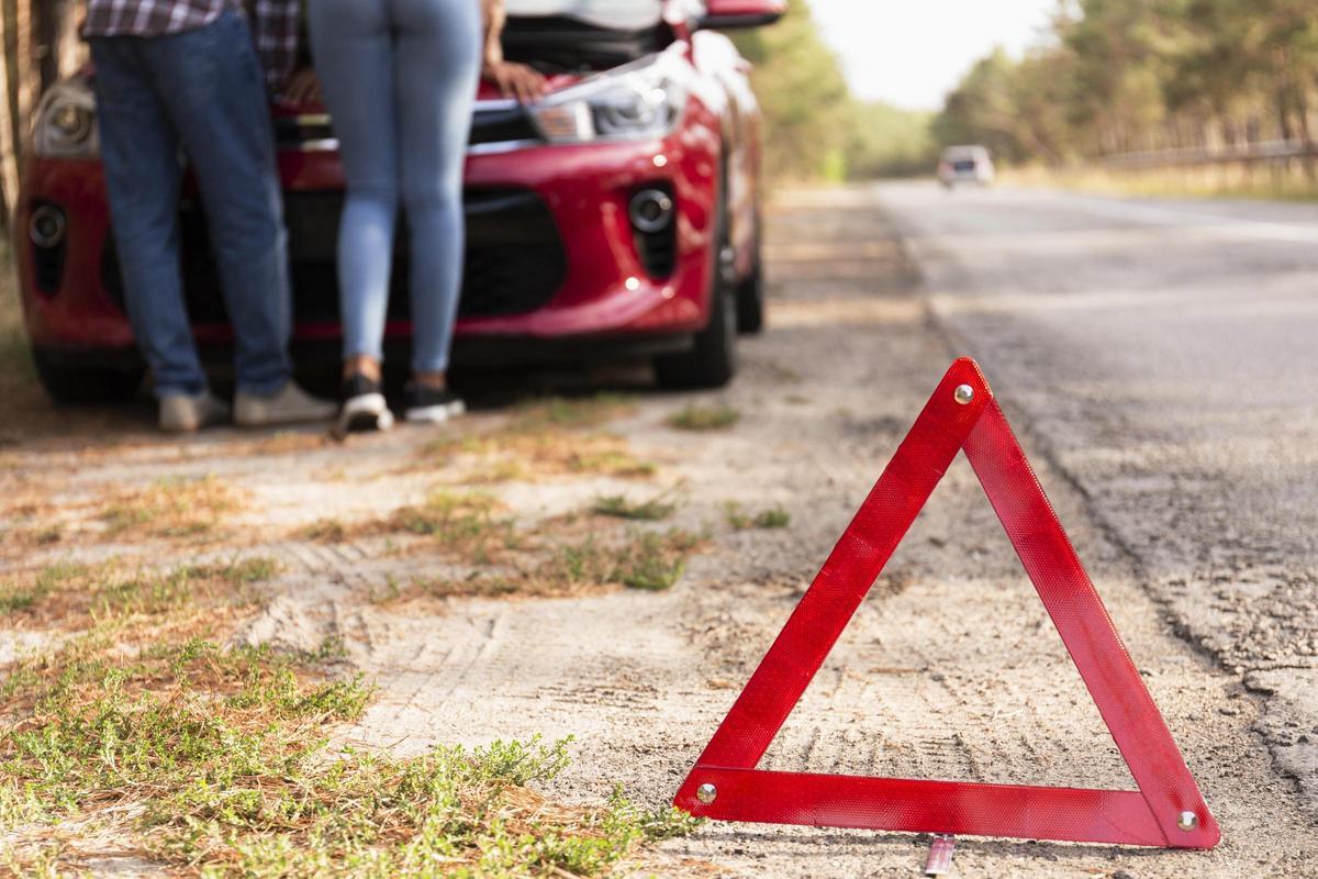 Coche parado en el arcén tras sufrir un fallo mecánico