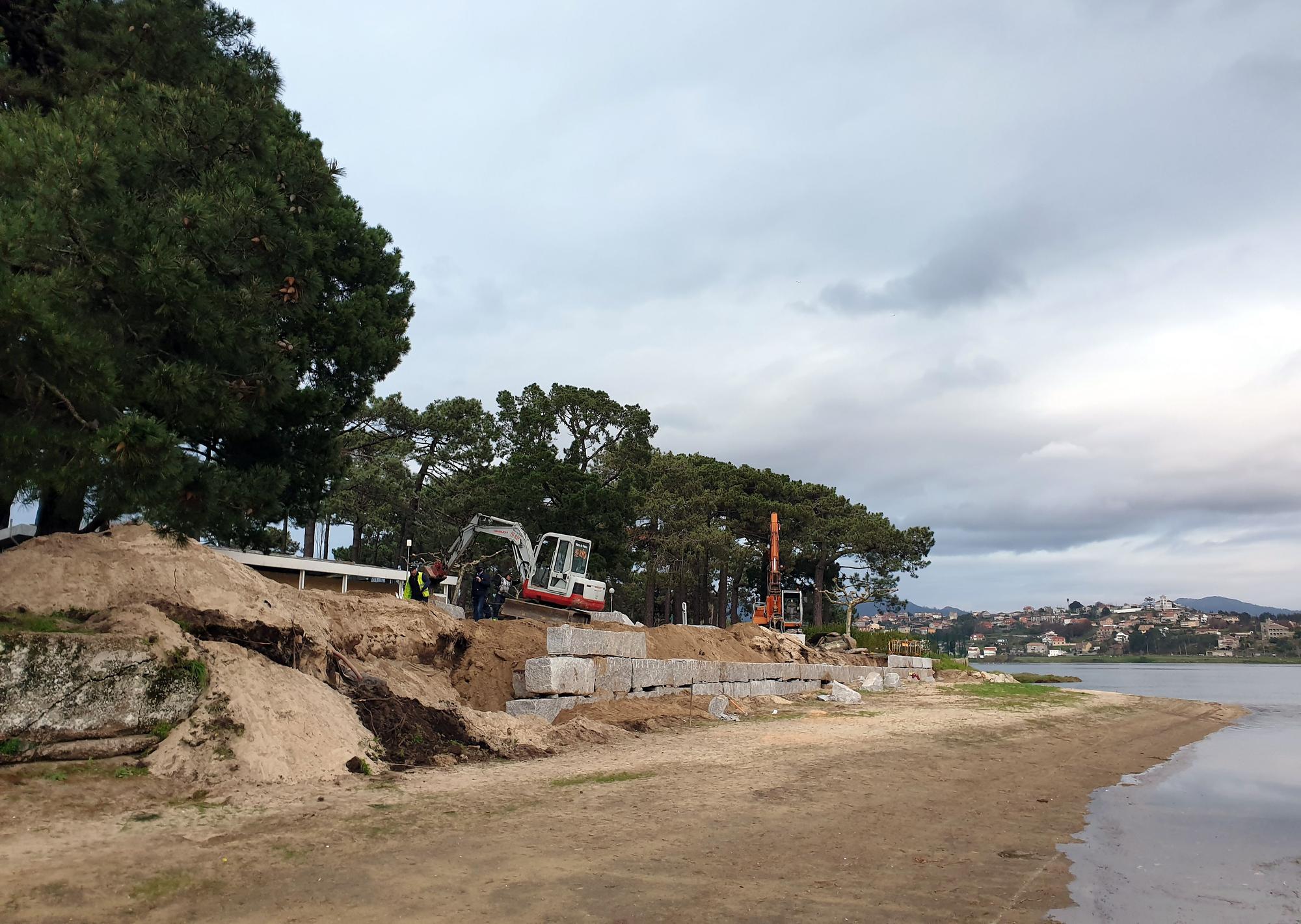 Reparación del muro que rodea el camping de A Ladeira