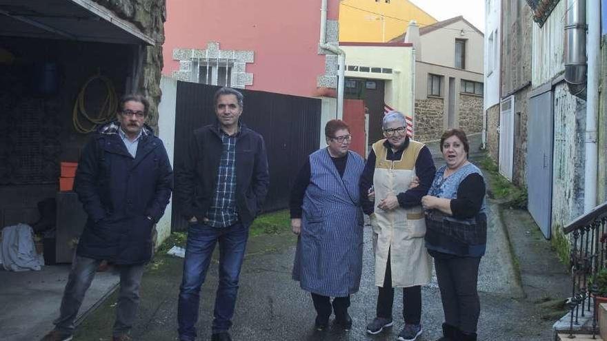 Vecinos de la rúa Carradouxo, en el barrio de Vilaboa, parroquia de Sobradelo. // Iñaki Abella