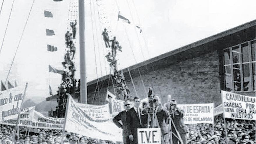 Multitudinario acto con asistencia de Franco y pancartas de agradecimiento al dictador.