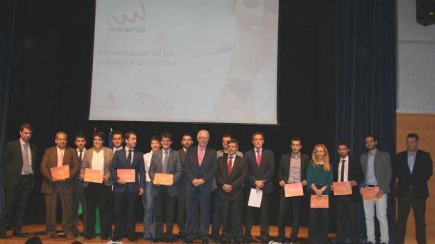 Foto de familia de los premiados por el programa Minerva.