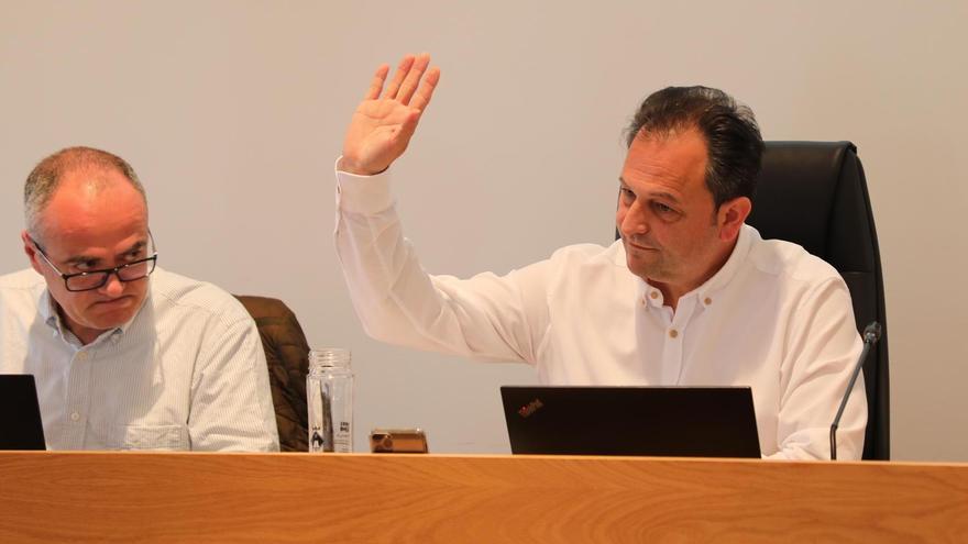 Llorenç Córdoba vota en contra de adjudicar los quioscos a las empresas mejor valoradas ante la mirada del secretario de la institución.