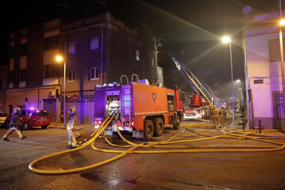 Incendi a una nau abandonada de Badalona