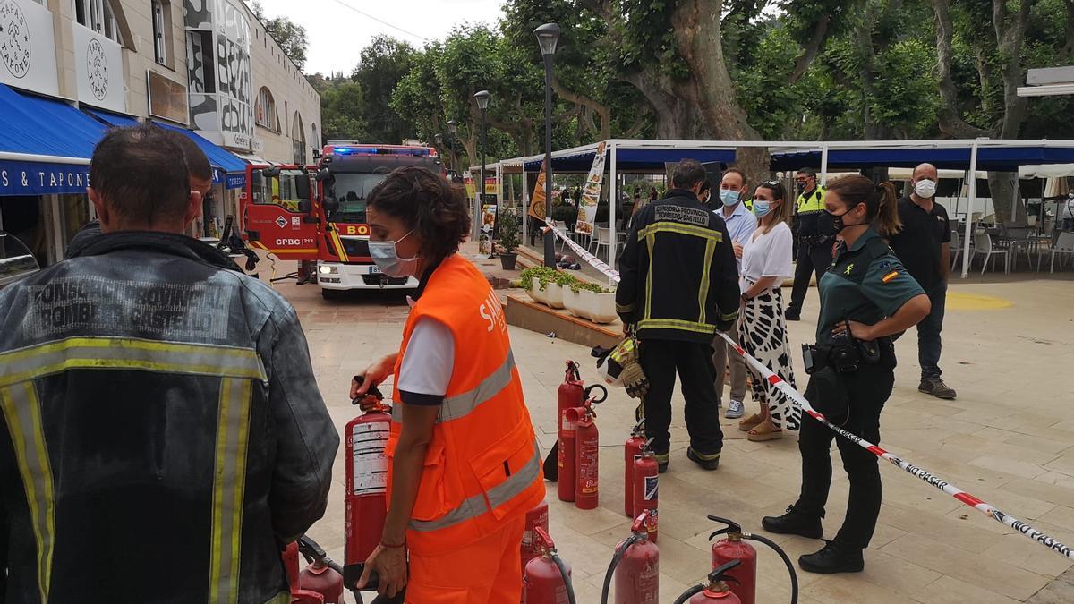 Los servicios de emergencias actuando en el paraje de San José para extinguir el incendio en un transformador eléctrico.