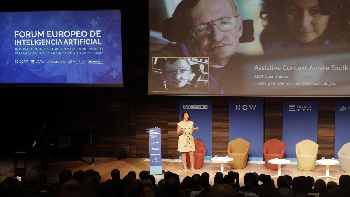 La científica de Intel Lama Nachman, durante su conferencia en el I Forum Europeo de Inteligencia Artificial, con una imagen de Stephen Hawking en la pantalla.