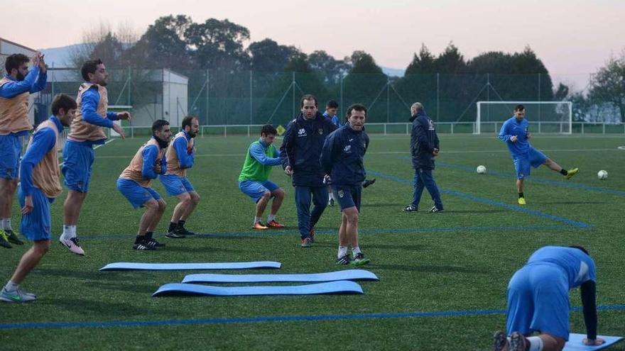 Luisito reclama intensidad en la realización de tareas físicas a sus jugadores durante un entrenamiento en Príncipe Felipe. // Gustavo Santos