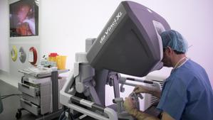 Un cirujano cardiovascular en una operación de corazón utilizando el robot Da Vinci