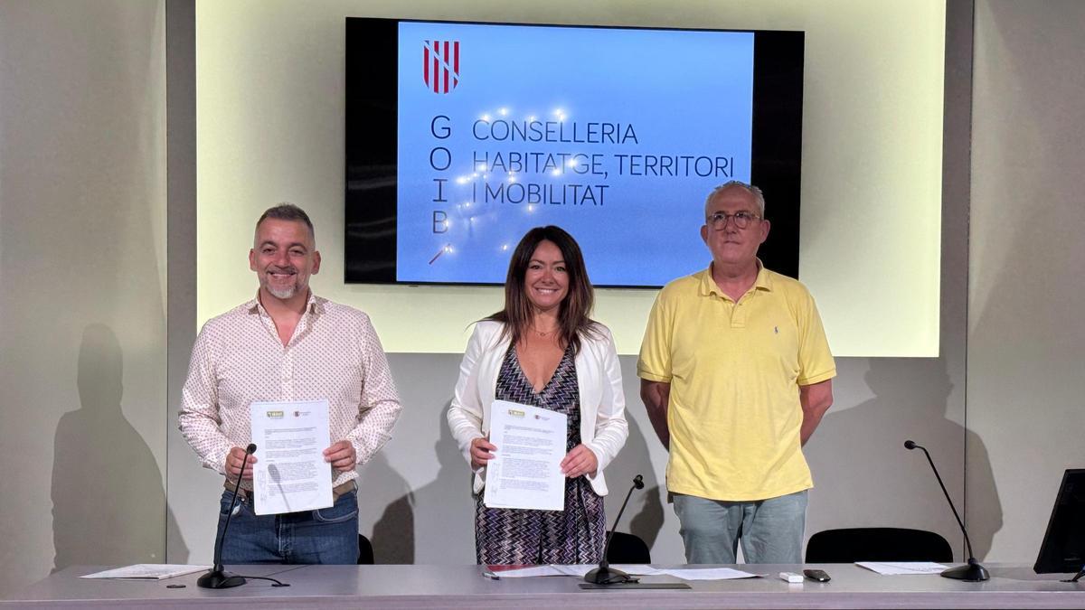 Las autoridades municipales y autonómicas, tras firmar el convenio.