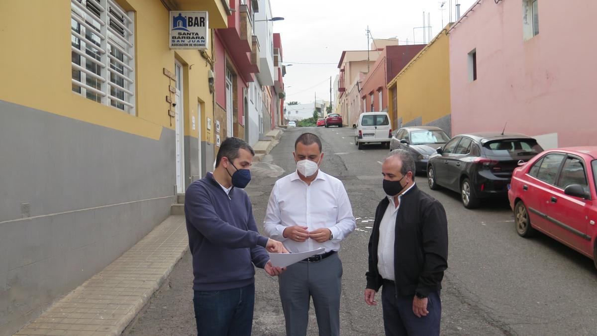 El alcalde, Pedro Rodríguez, junto al concejal de Vías y Obras, Aniceto Aguiar, y el técnico Carlos Cabrera en la visita al barrio de San Juan.