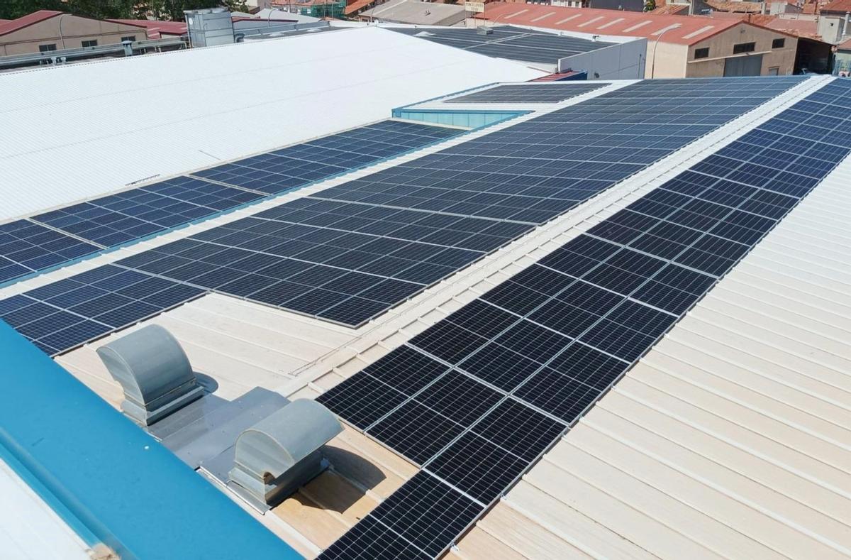 Instalación industrial de 80 KW en Tenerife con un ahorro energético anual del 67%.