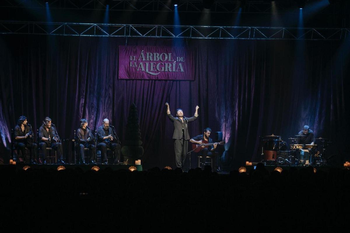 El Palau de la Festa ha acogido el sentido espectáculo de Miguel Poveda ‘El árbol de la alegría’, donde revisita el espíritu navideño con su particular arte flamenco.