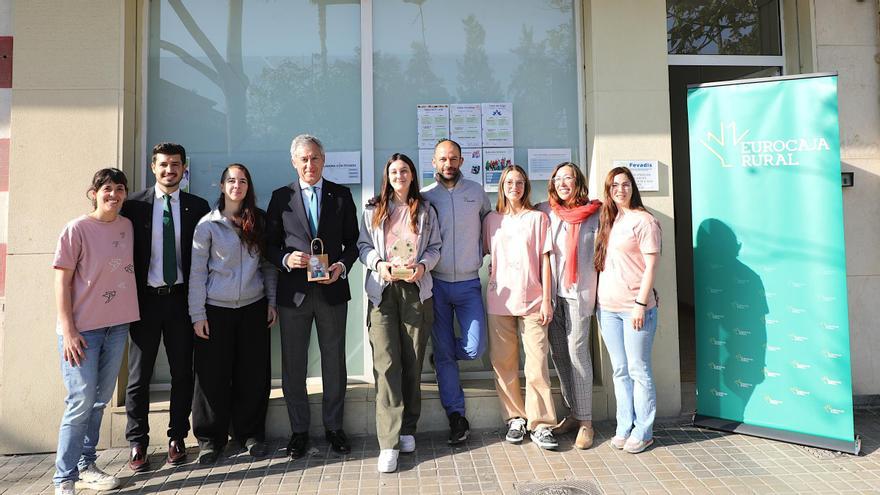 El presidente de la Fundación Eurocaja Rural, Javier López Martín, y el director territorial de Eurocaja Rural Valencia, David Hervás Puig, junto a representantes de Fevadis.