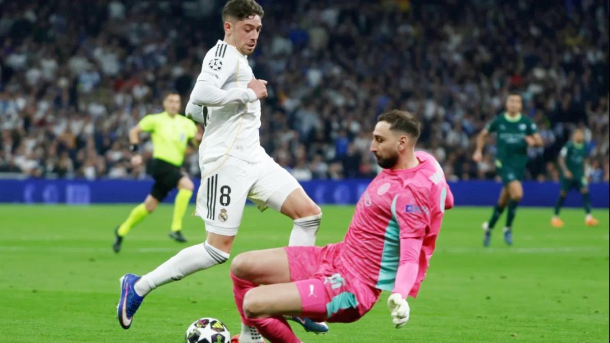 Valverde regatea a Donnarumma para marcar el 1-0 ante el City