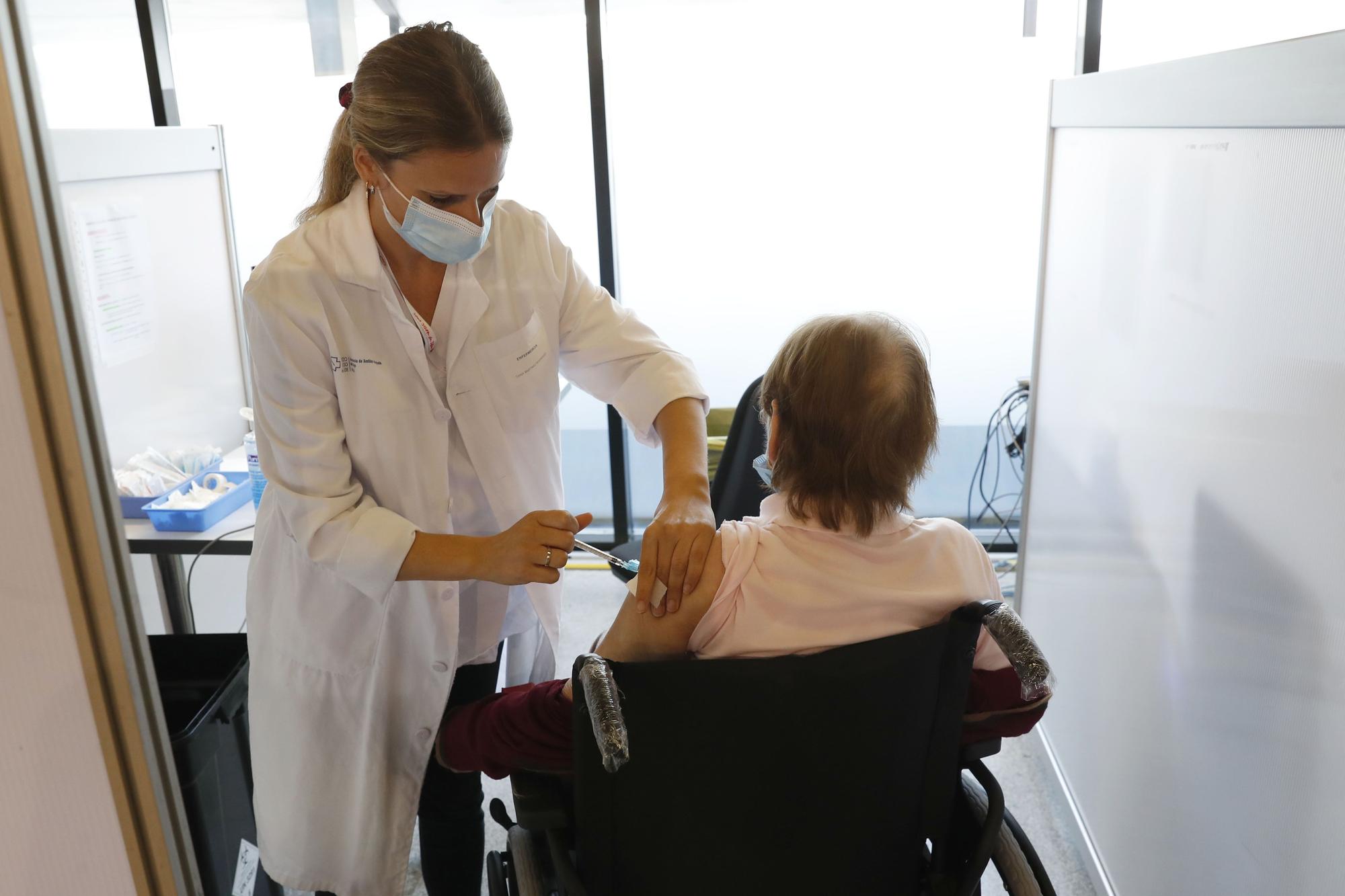 3.000 convocados para vacunarse en el hospital Álvaro Cunqueiro