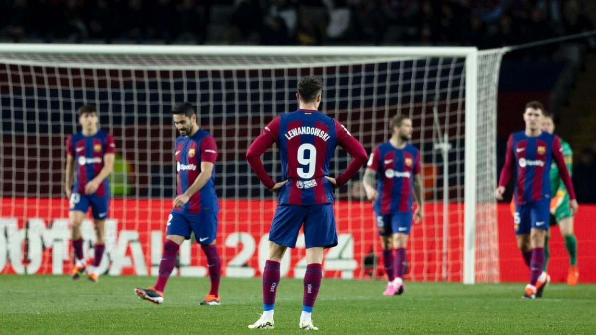 Los jugadores del Barça lamentan uno de los tantos anotados por el Granada
