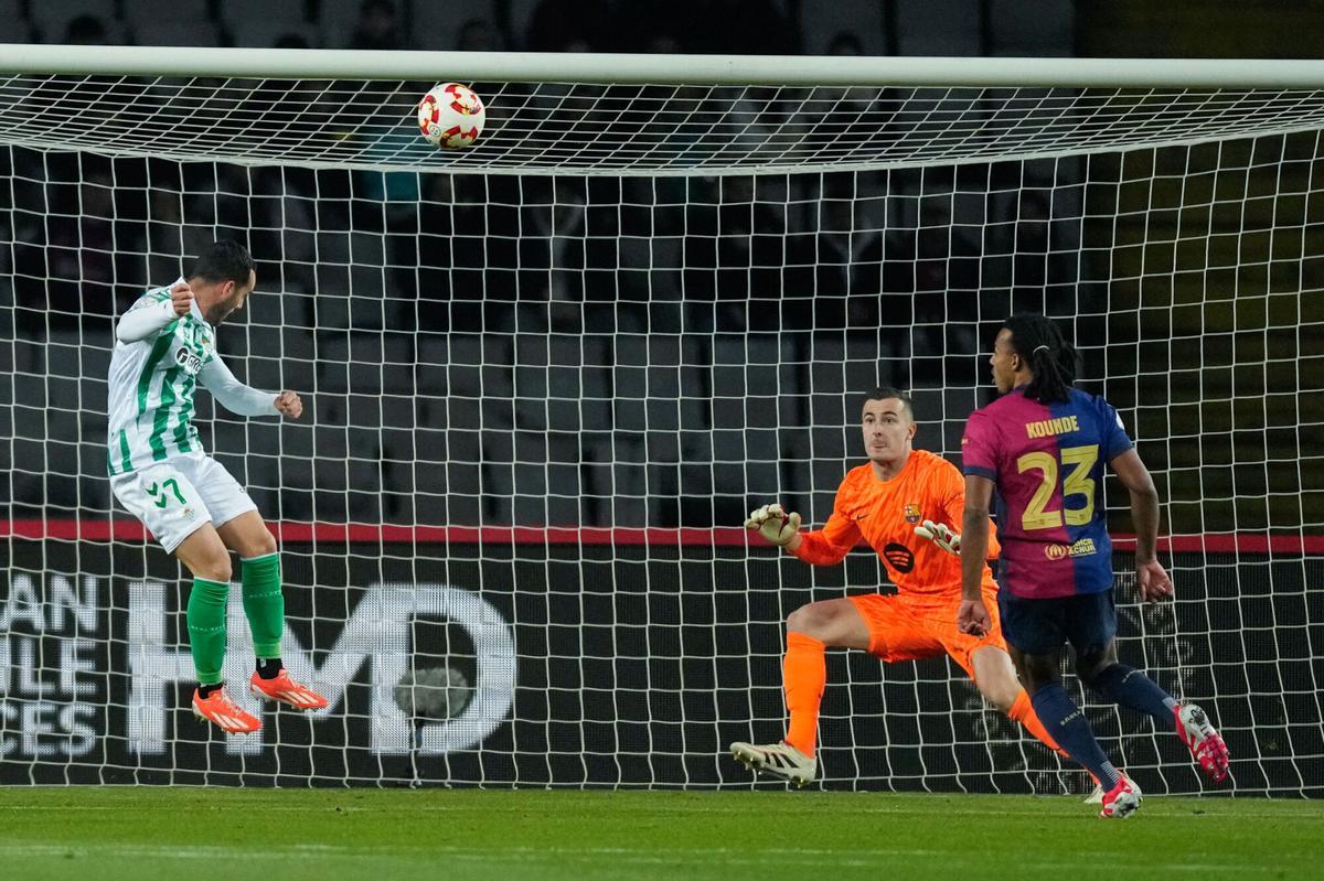 Juanmi remata de cabeza durante el partido de los octavos de final de la Copa del Rey entre Barcelona y Betis en el Olímpico Lluis Companys.