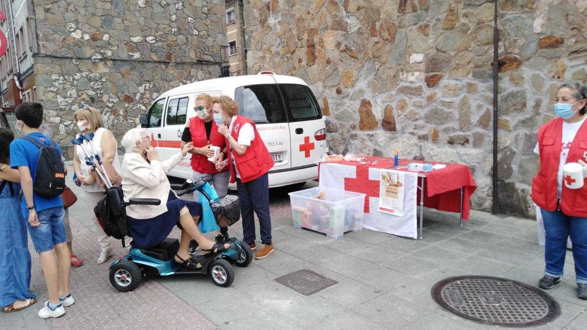 El punto de recogida de alimentos instalado en La Felguera.