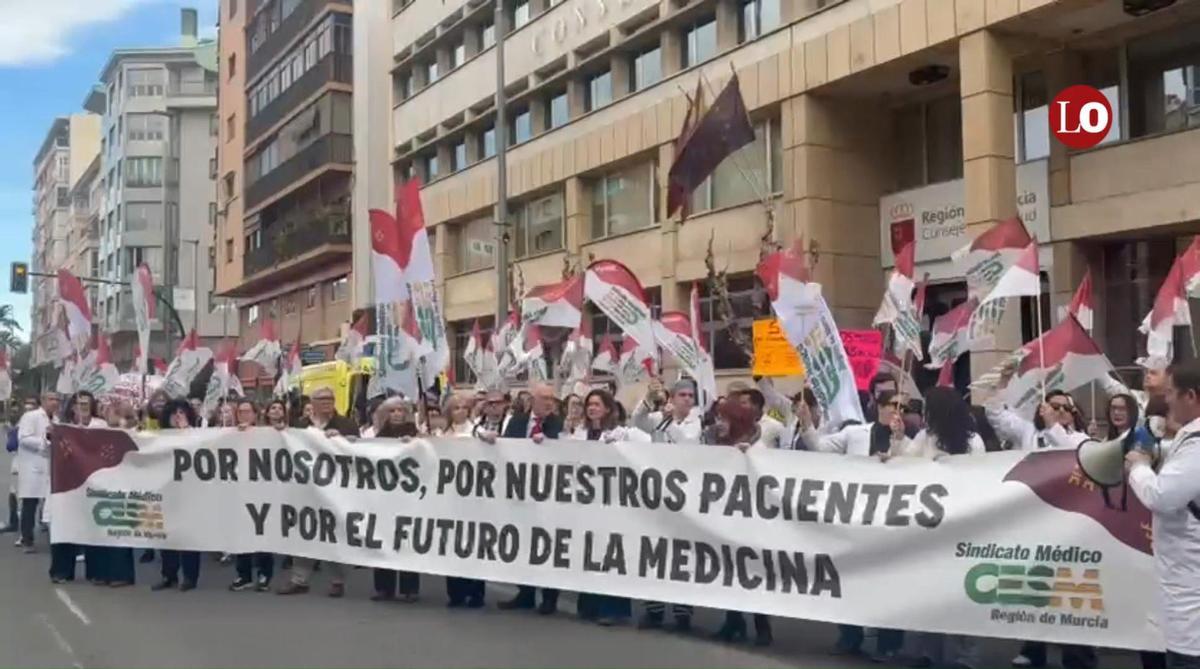 Los médicos cortan Ronda de Levante (Murcia) en el primer día de la nueva huelga para exigir un Estatuto Marco propio