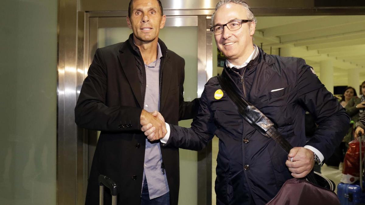 Gustavo Poyet y Miguel Torrecilla, el día de la llegada del técnico a Sevilla / José Luis Montero