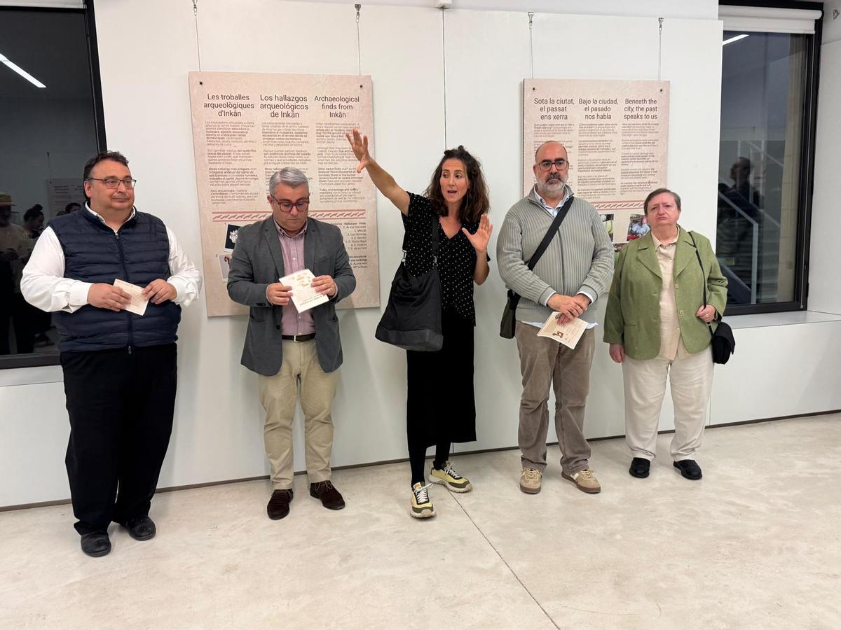 La arqueóloga Magdalena Sastre, en el centro, explica algunos aspectos de la muestra. A su derecha, el alcalde Virgilio Moreno.