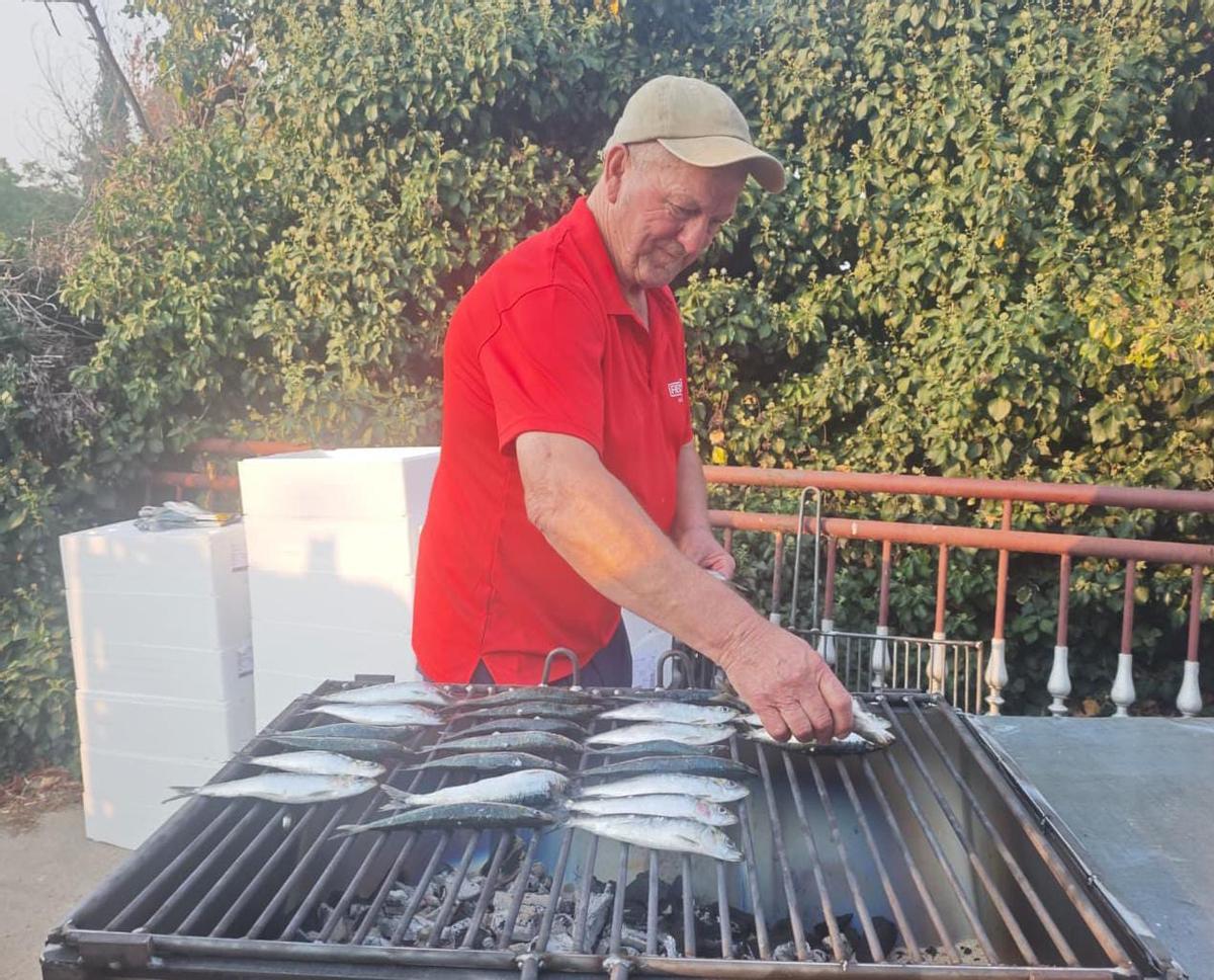 Un vecino asa sardinas para llenar de sabor las fiestas de Alcañices.