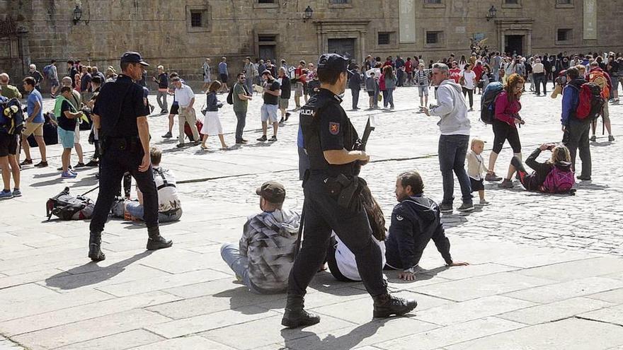 Policías, en la Praza do Obradoiro en Santiago. // X.Alvarez