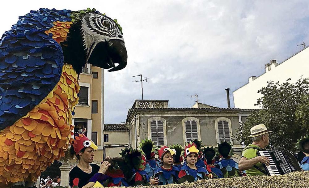 Manacor despide las Fires i Festes con un desfile de carrozas