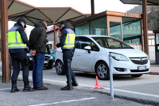 Efectius de la Policia Nacional al punt de control que han establert al Pertús el dimarts 30 de gener