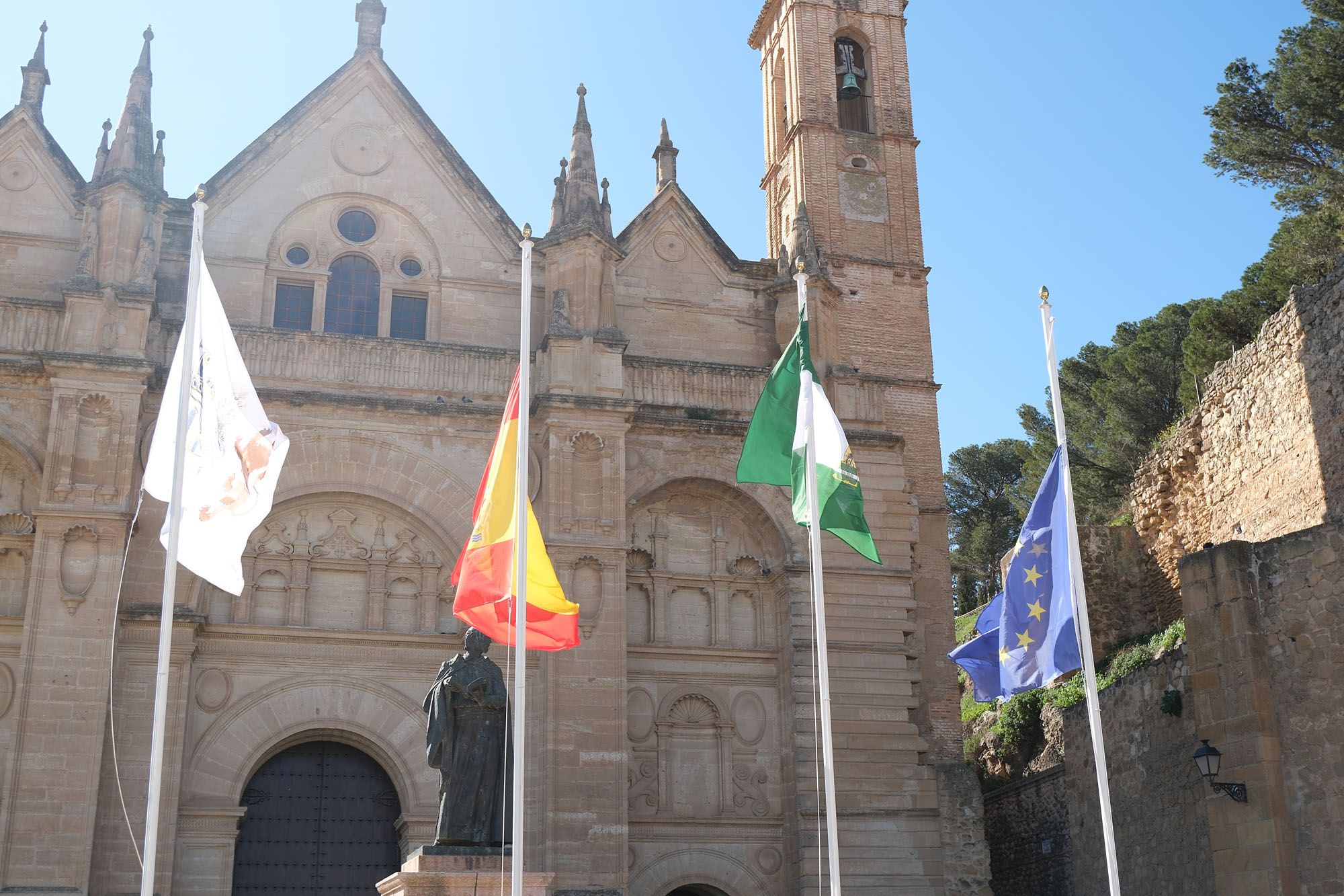 Izado de banderas con motivo del Día de Andalucía en Antequera.